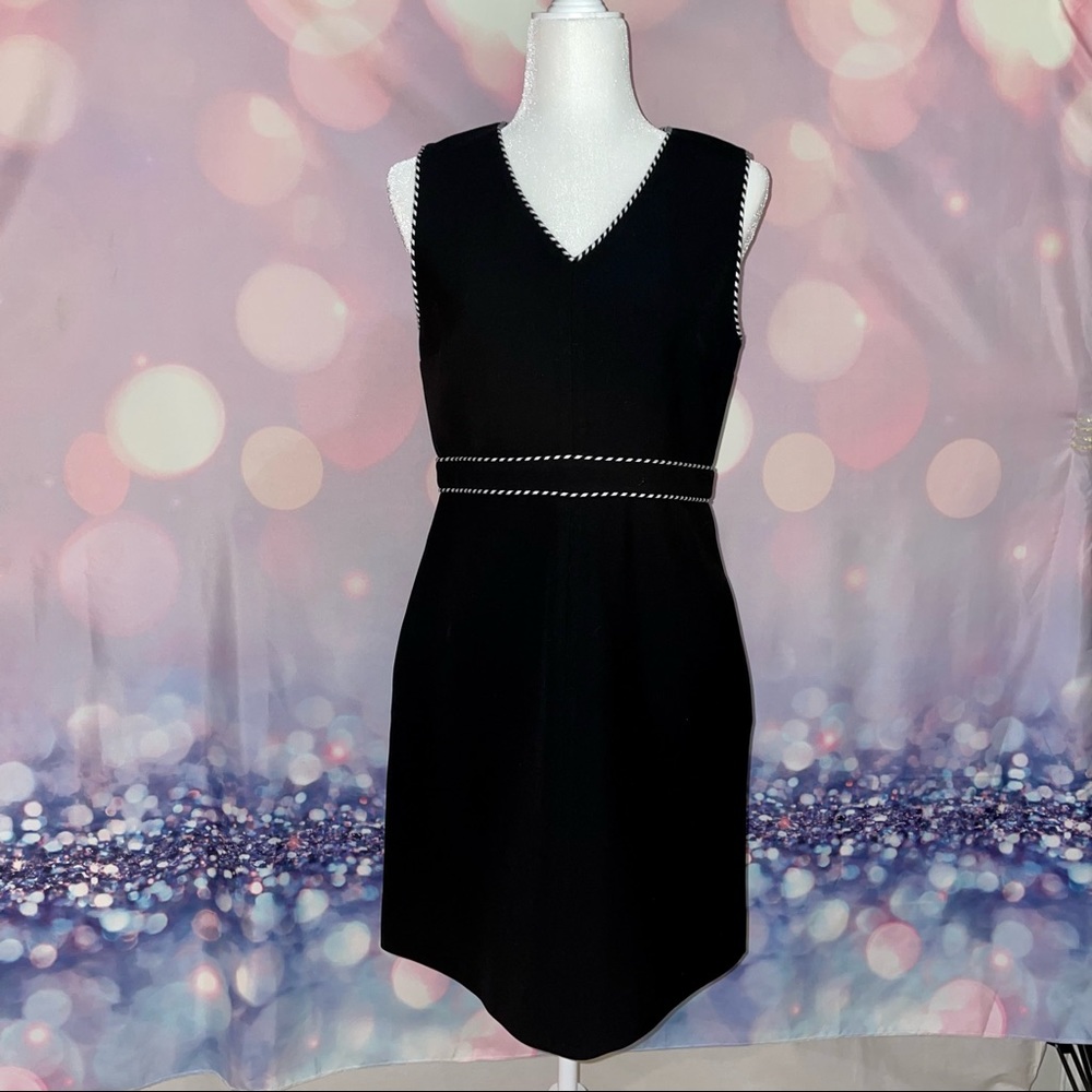 Diane Von Furstenburg Black & White Dress size 8 with Pockets!